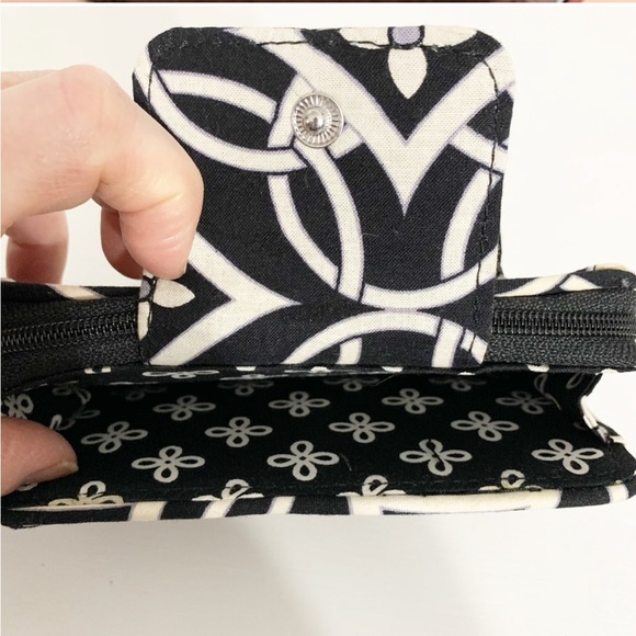 Vera Bradley Concerto Pattern Wristlet Zip Around Wallet Clutch Grab and Go ⬛️⬜️ - Picture 7 of 12